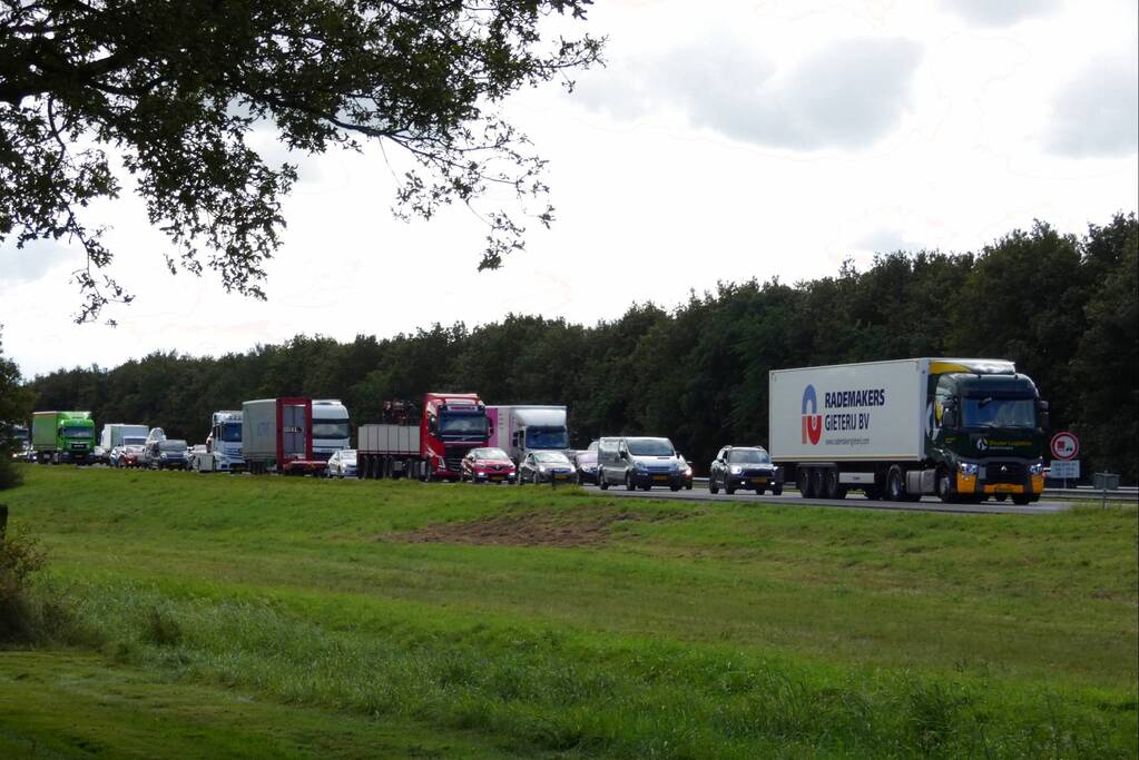 Auto botst achterop vrachtwagen