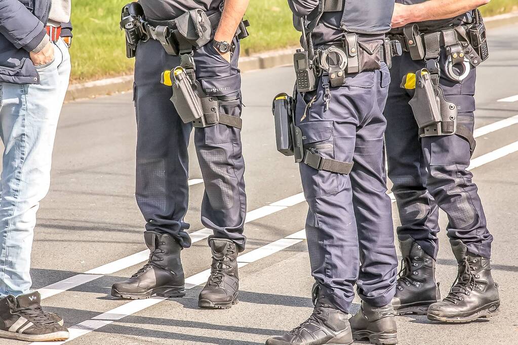 Politie tasert man met mes