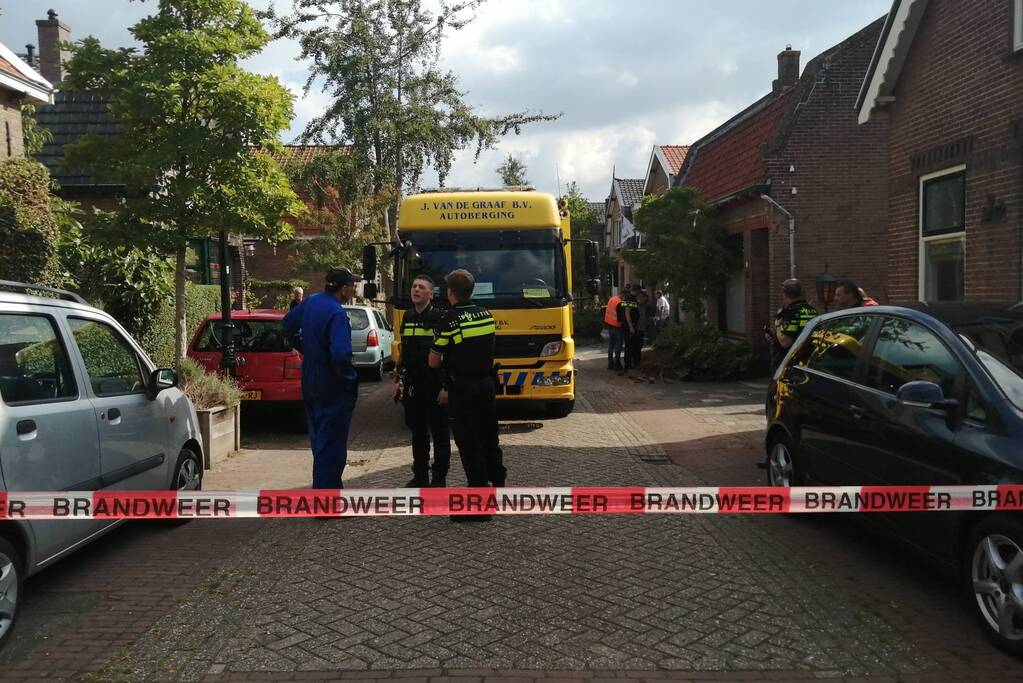 Personenauto belandt op zijn zijkant in woonwijk