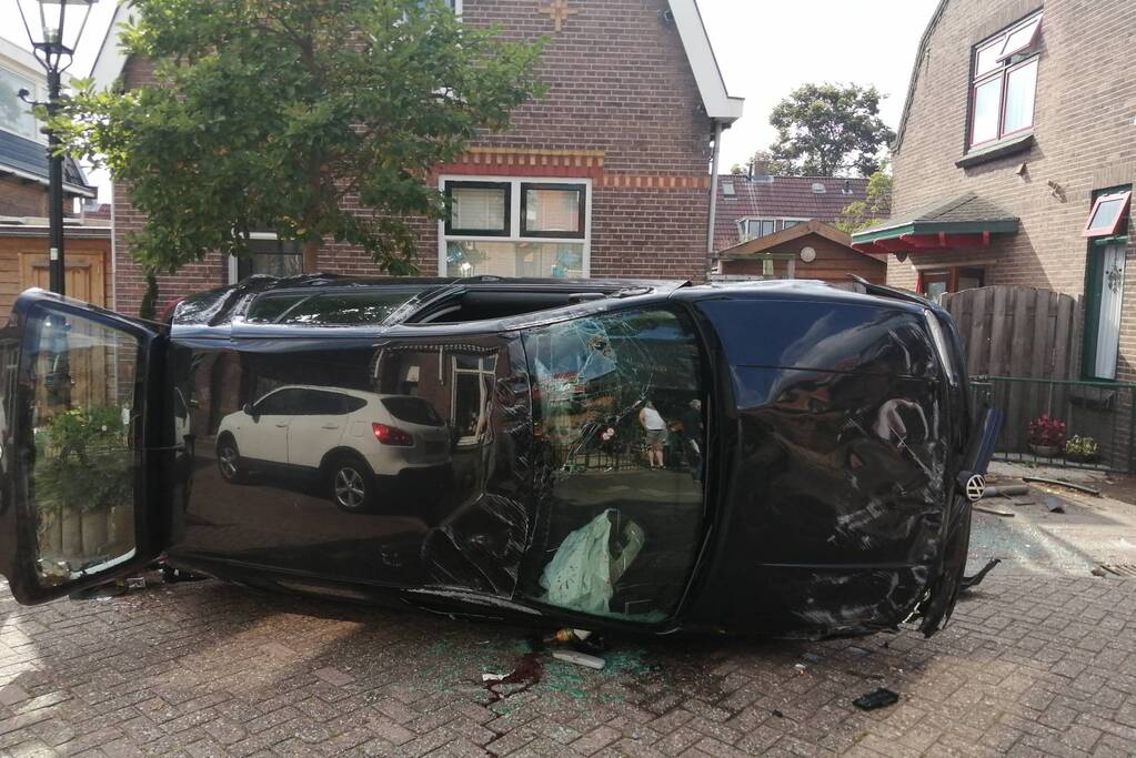 Personenauto belandt op zijn zijkant in woonwijk