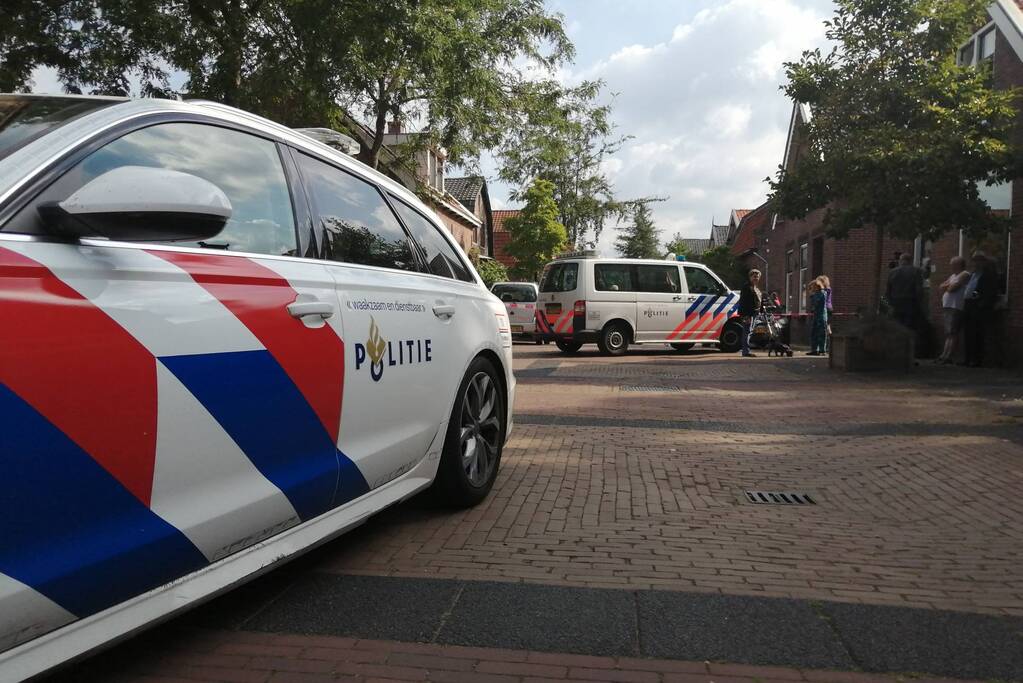 Personenauto belandt op zijn zijkant in woonwijk
