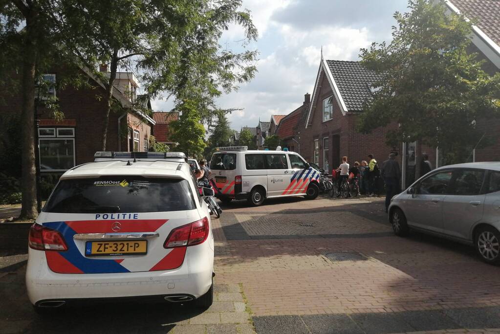 Personenauto belandt op zijn zijkant in woonwijk