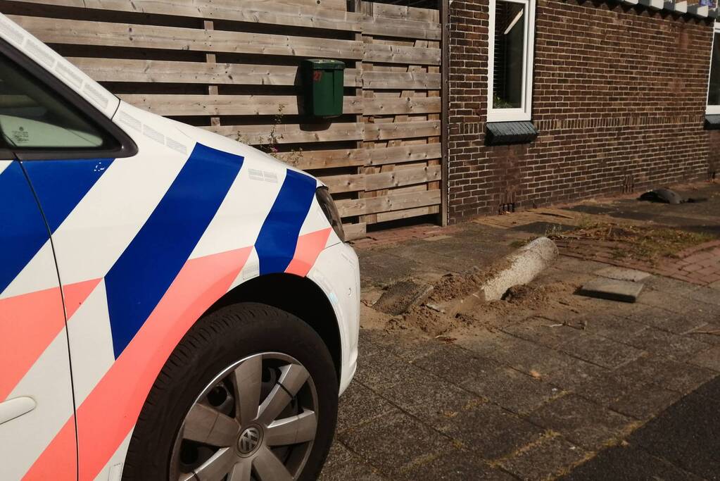 Personenauto belandt op zijn zijkant in woonwijk