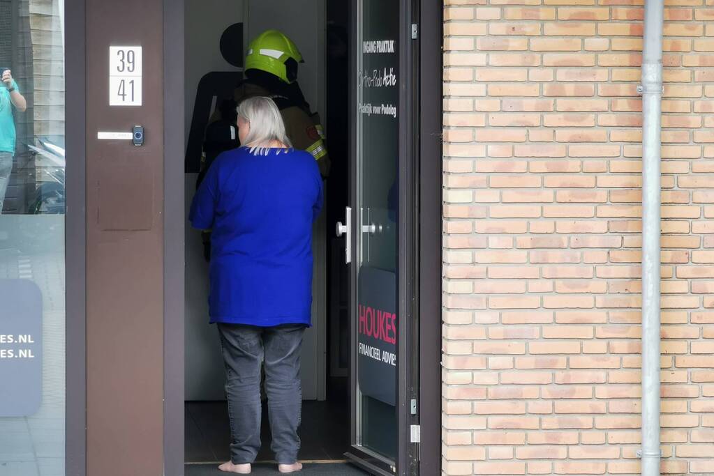 Brandweer doet onderzoek in pand door vreemde geur