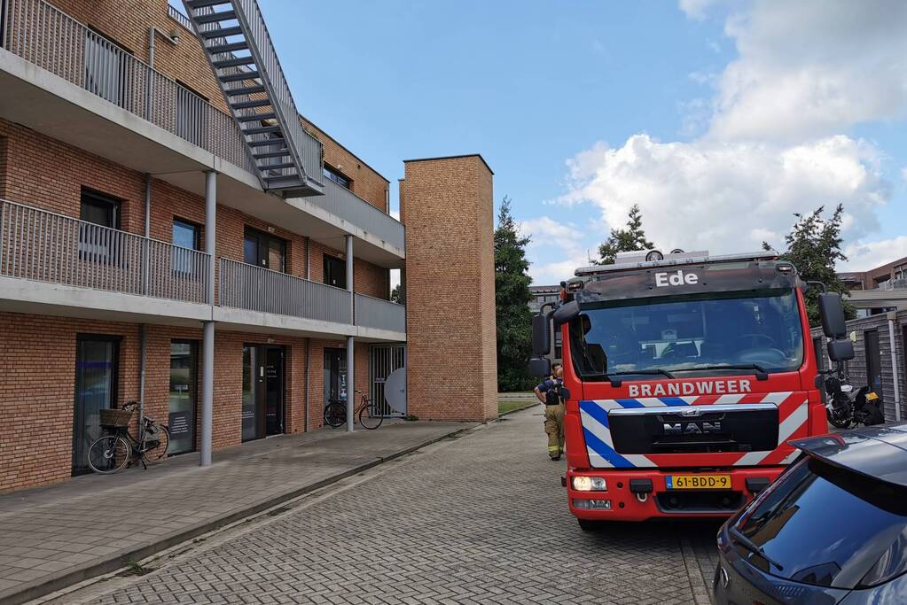 Brandweer doet onderzoek in pand door vreemde geur