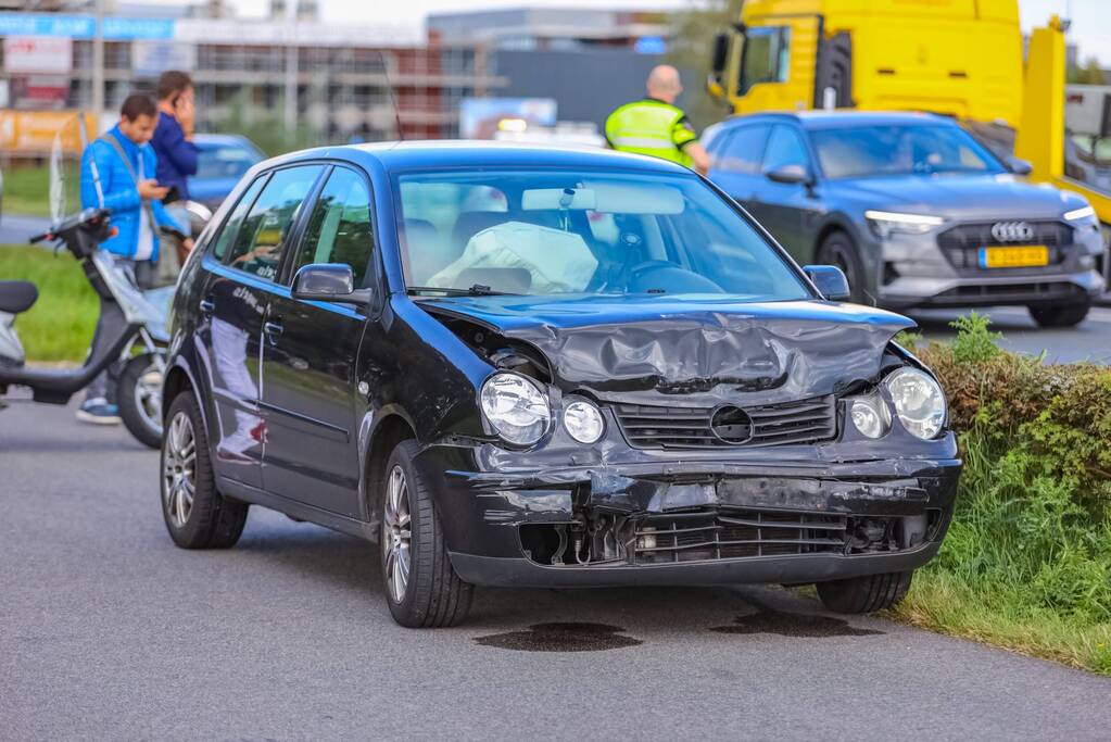Schade aan personenauto's door kopstaart botsing