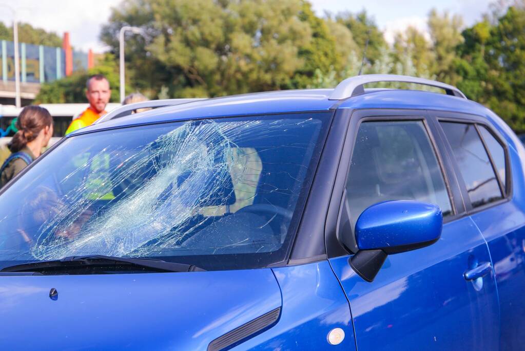Schade aan voorraam van personenauto door ongeval