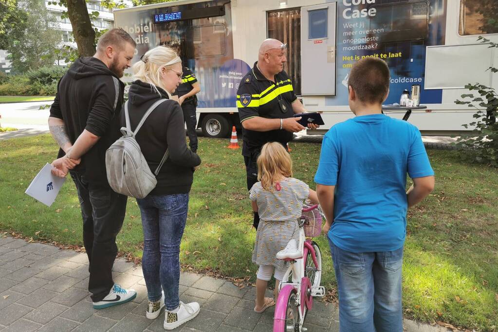 Buurtbewoners welkom in het Mobiel Media Lab van de politie