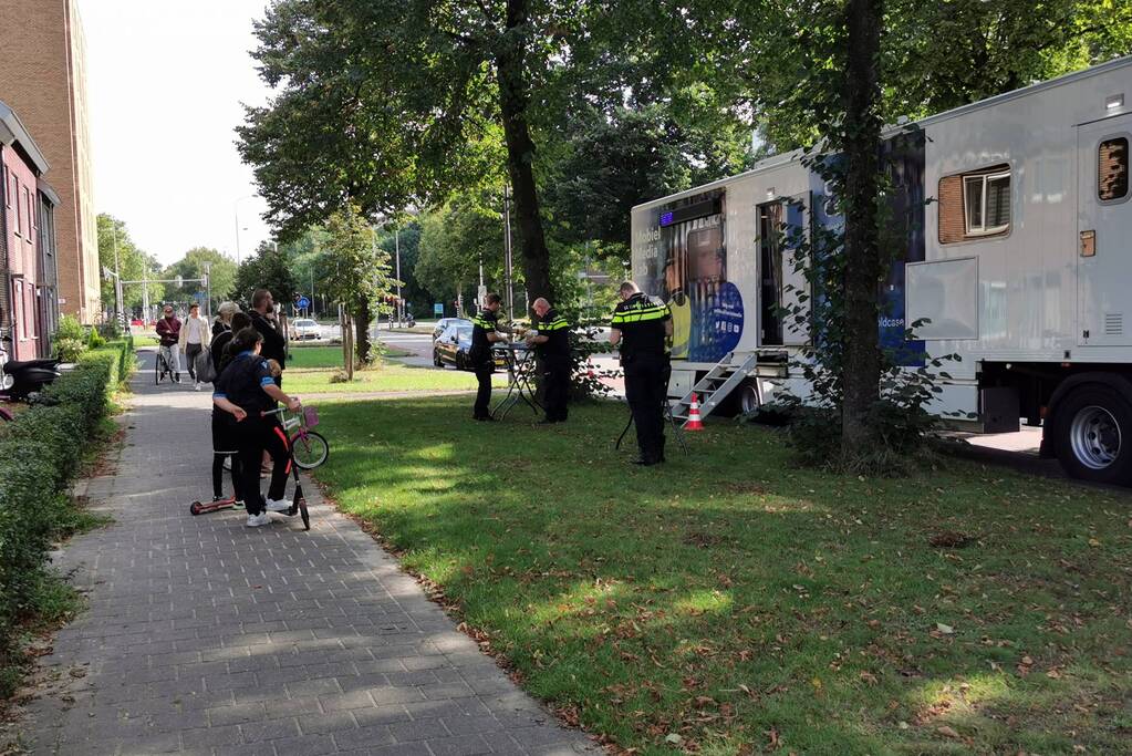Buurtbewoners welkom in het Mobiel Media Lab van de politie