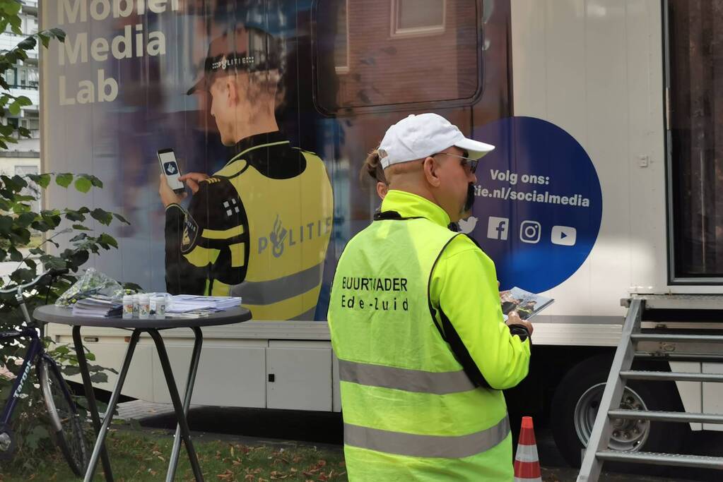 Buurtbewoners welkom in het Mobiel Media Lab van de politie