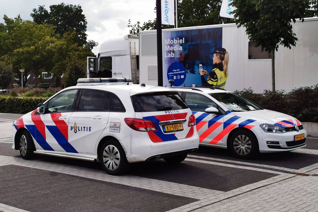Buurtbewoners welkom in het Mobiel Media Lab van de politie