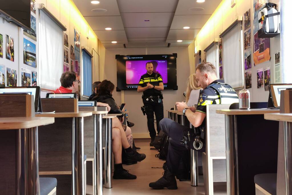 Buurtbewoners welkom in het Mobiel Media Lab van de politie