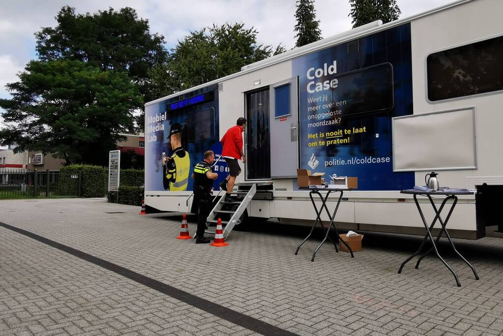 Buurtbewoners welkom in het Mobiel Media Lab van de politie