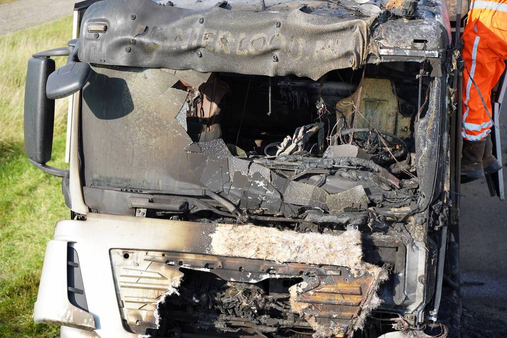 Verkeer omgeleid door berging afgebrande vrachtwagen