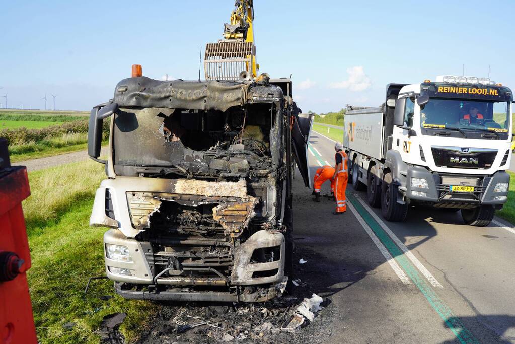 Verkeer omgeleid door berging afgebrande vrachtwagen