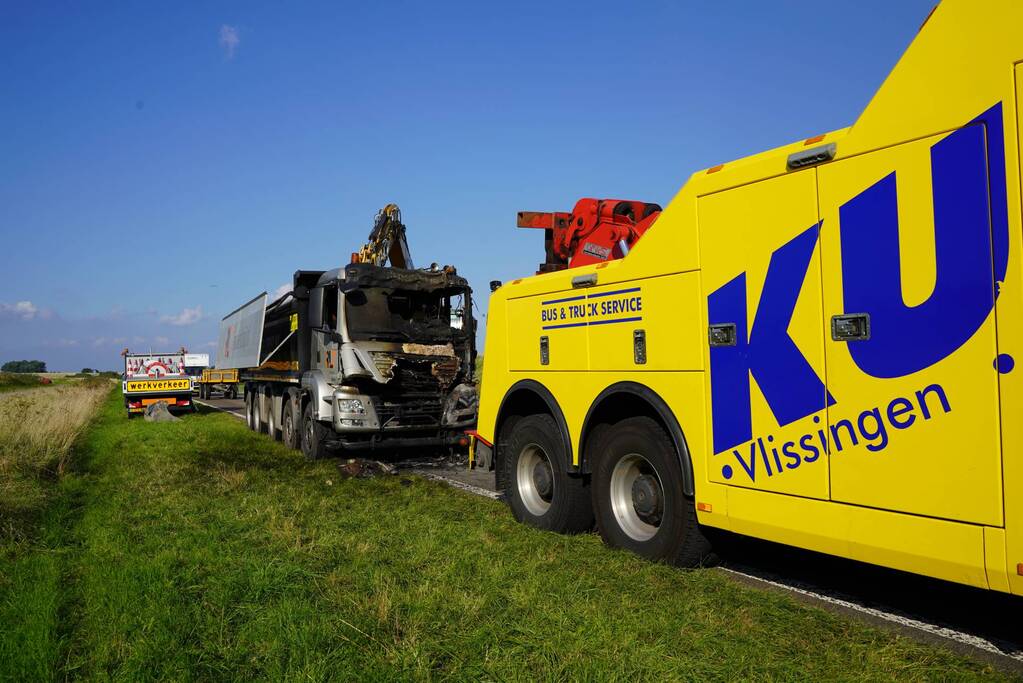 Verkeer omgeleid door berging afgebrande vrachtwagen