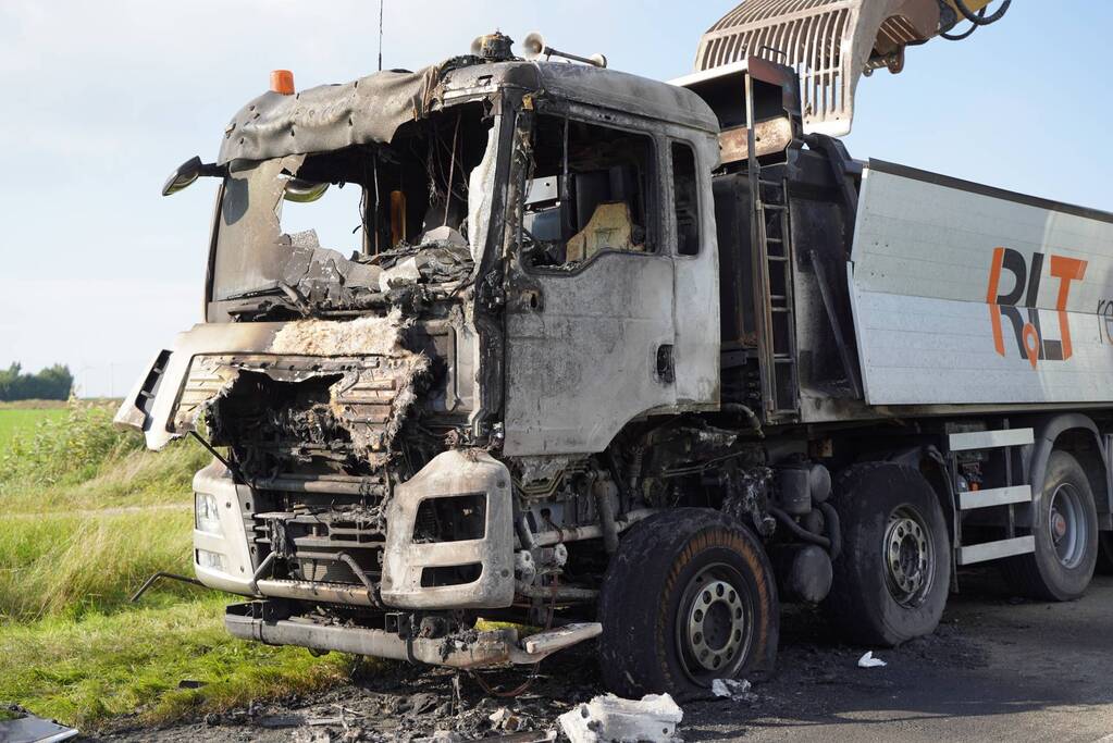 Verkeer omgeleid door berging afgebrande vrachtwagen