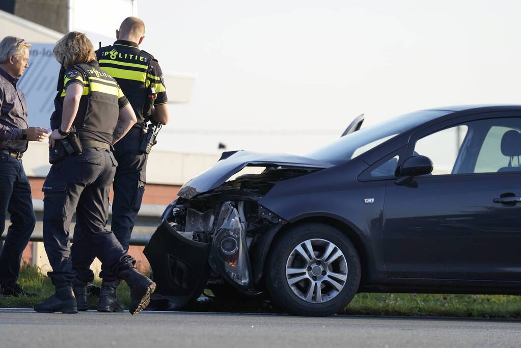 Flinke schade aan personenauto's door kop staart botsing