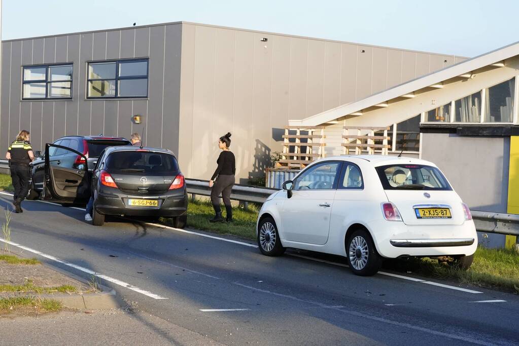Flinke schade aan personenauto's door kop staart botsing