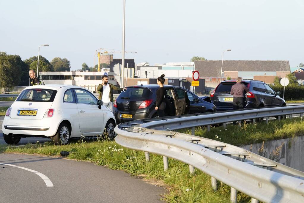 Flinke schade aan personenauto's door kop staart botsing
