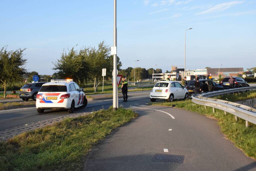 Flinke schade aan personenauto's door kop staart botsing