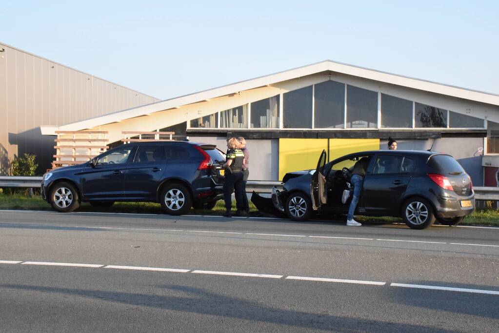 Flinke schade aan personenauto's door kop staart botsing