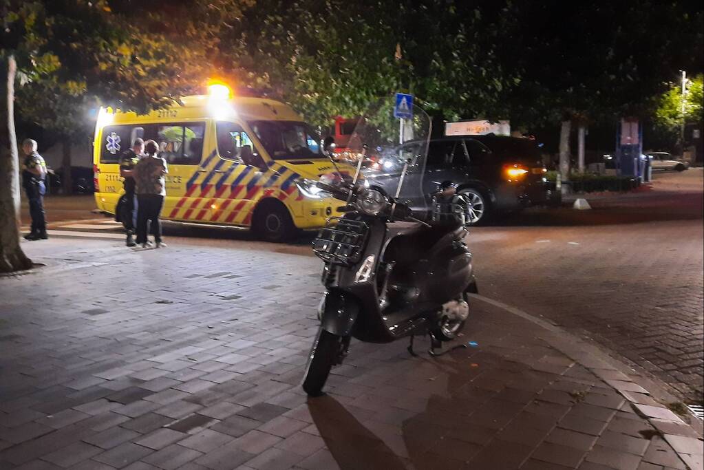 Scooter en auto botsen op elkaar