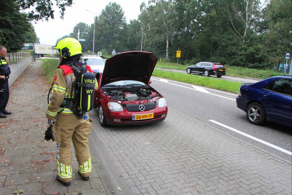Bestuurder ziet rook uit interieurrooster komen en zet auto stil