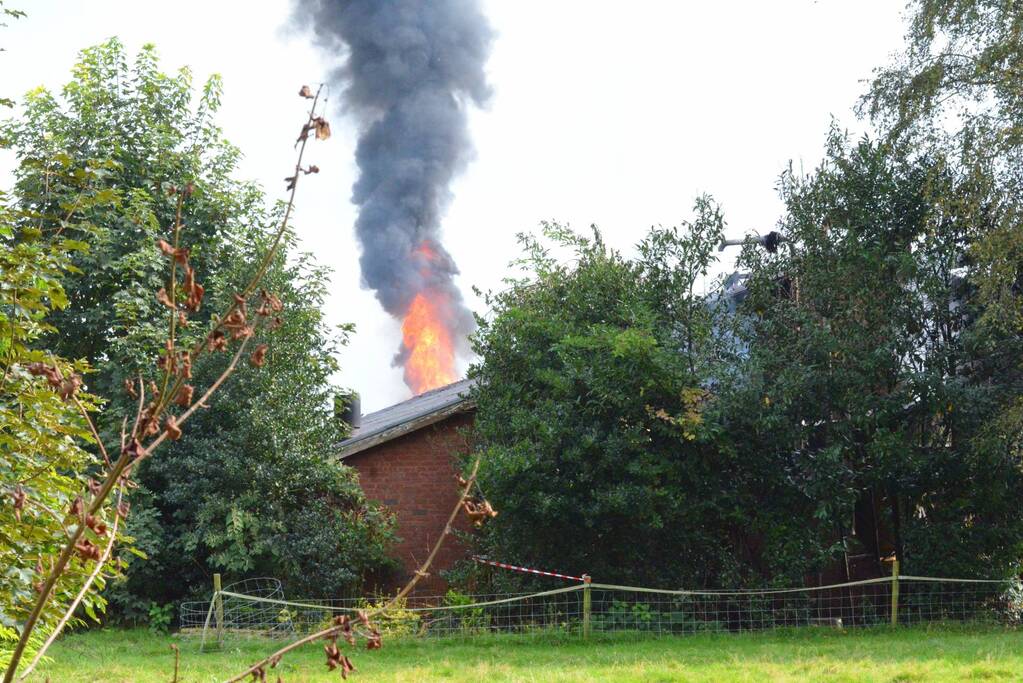 Uitslaande brand in stal met 300 varkens