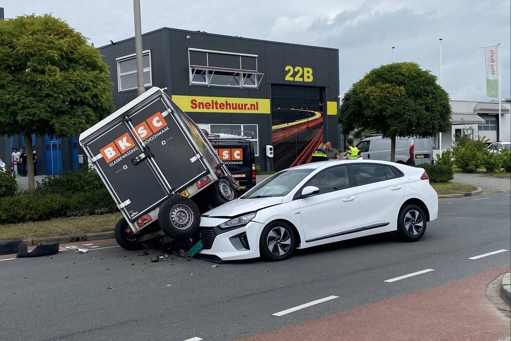 Aanhangwagen belandt op personenwagen