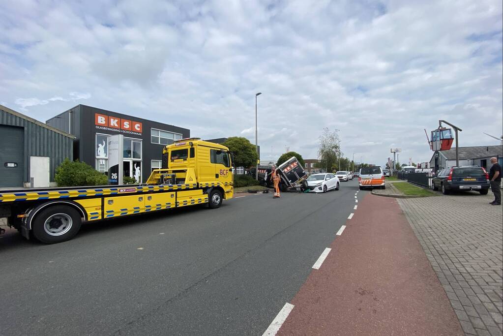 Aanhangwagen belandt op personenwagen