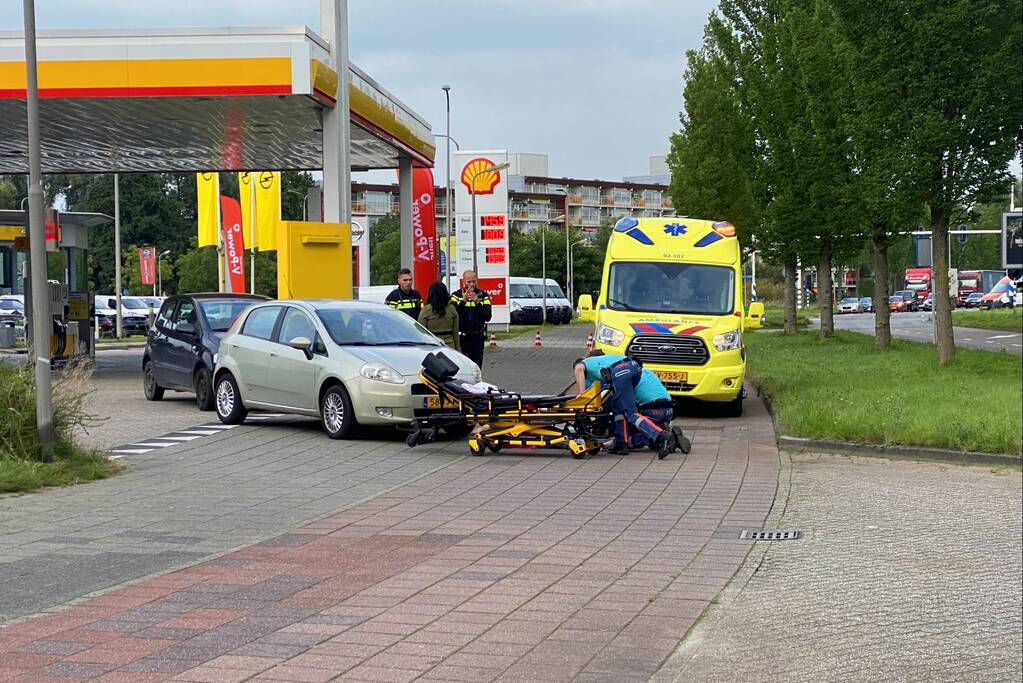 Persoon gewond bij aanrijding met auto