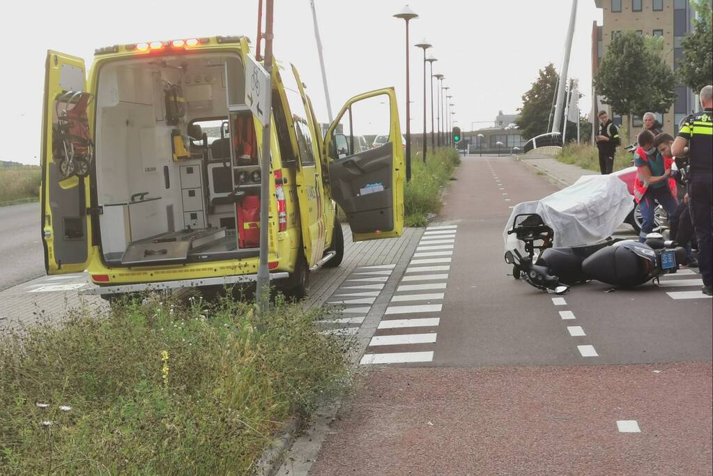 Scooter en auto botsen op elkaar