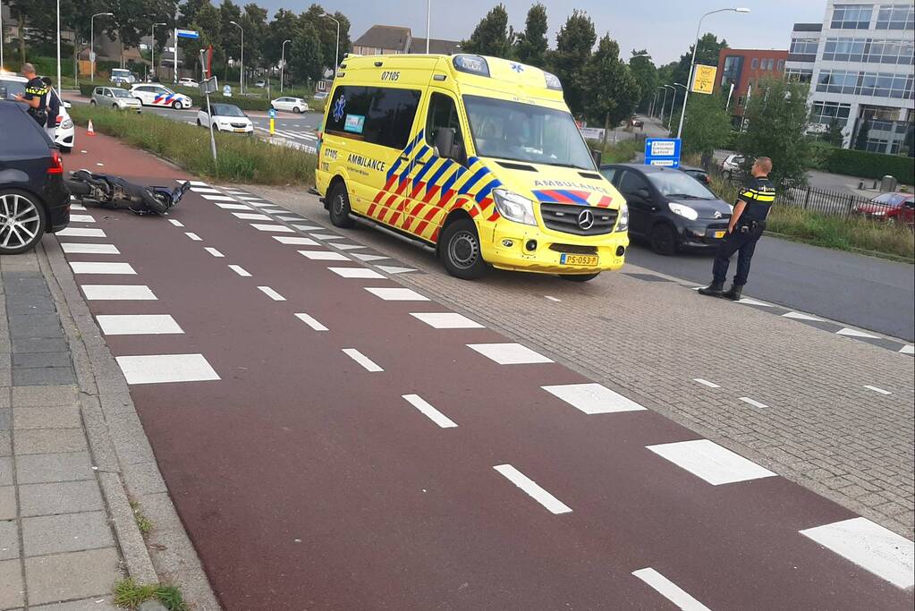 Scooter en auto botsen op elkaar