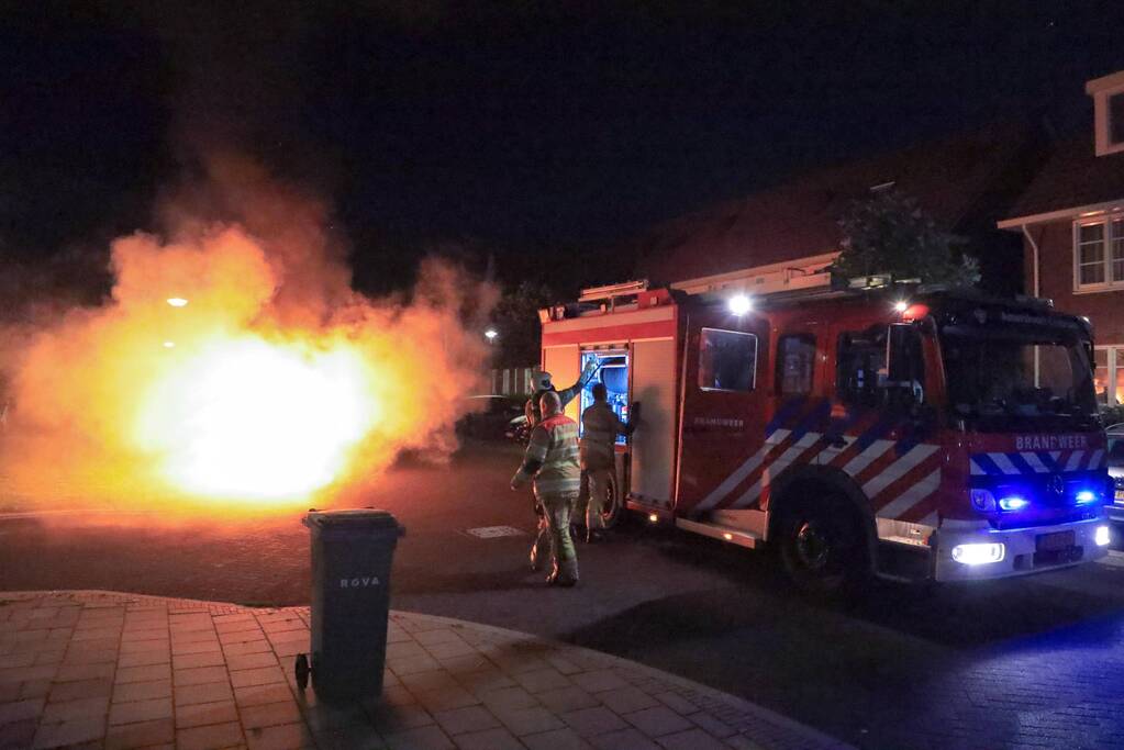 Voorkant van bestelbus uitgebrand