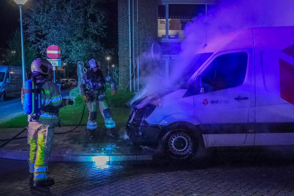Voorkant van bestelbus uitgebrand
