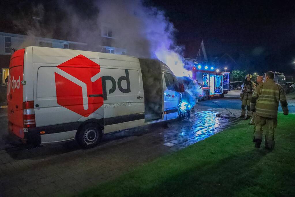 Voorkant van bestelbus uitgebrand