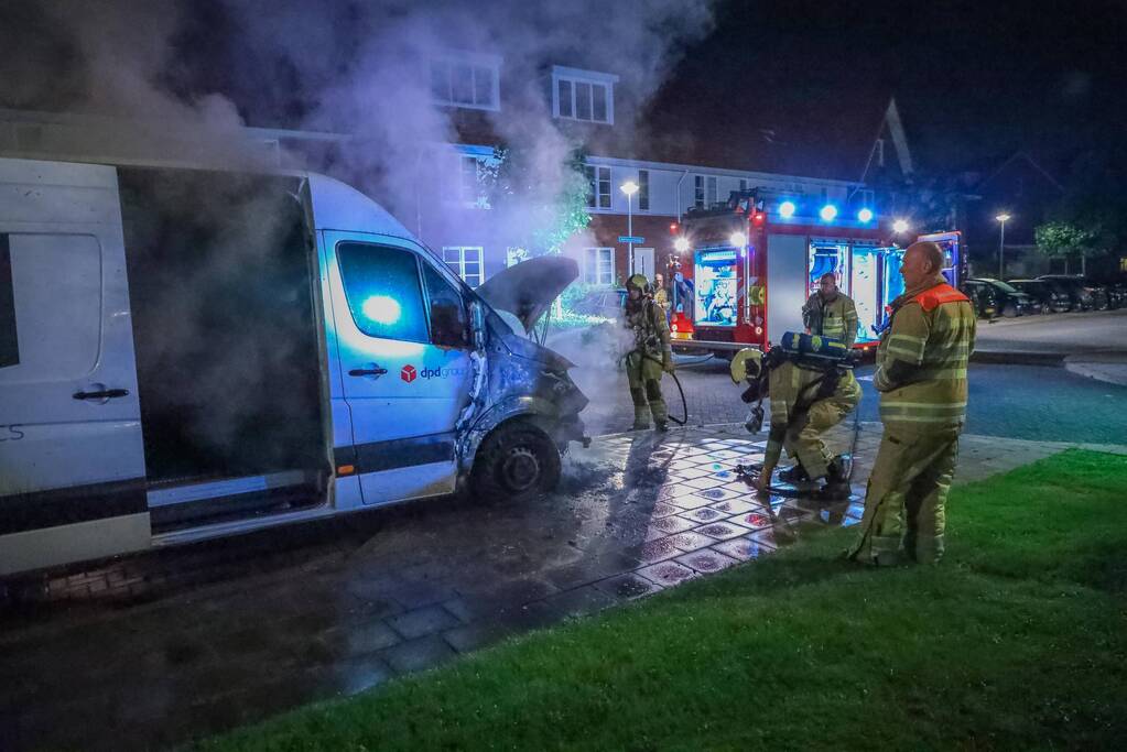Voorkant van bestelbus uitgebrand