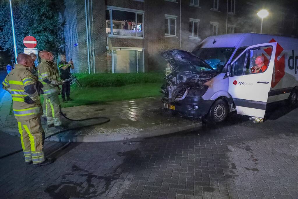 Voorkant van bestelbus uitgebrand
