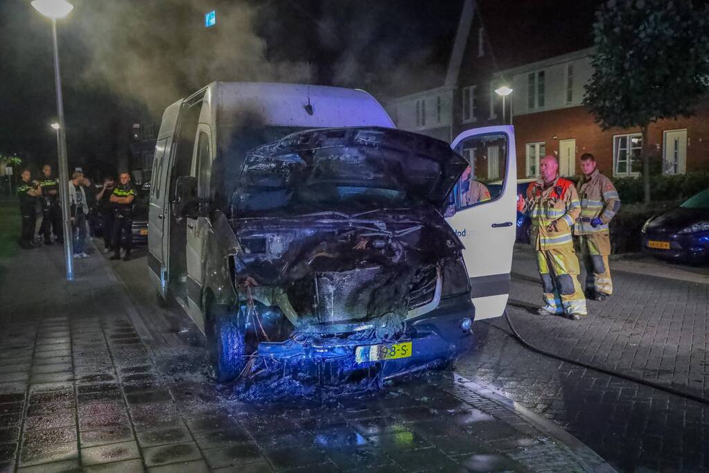 Voorkant van bestelbus uitgebrand