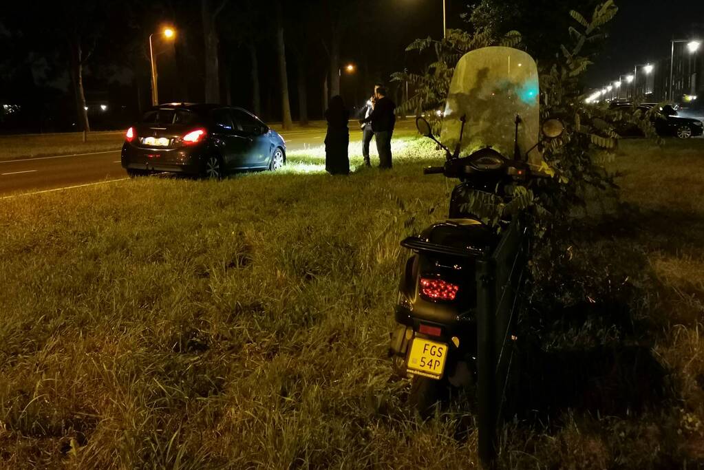 Auto en bromscooter botsen