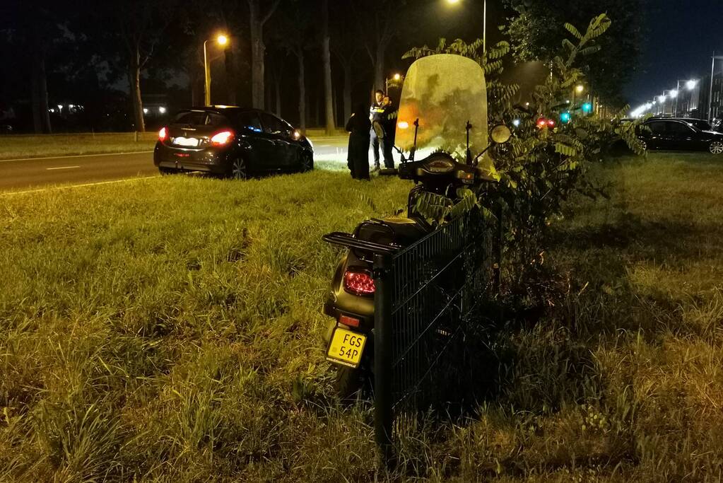 Auto en bromscooter botsen