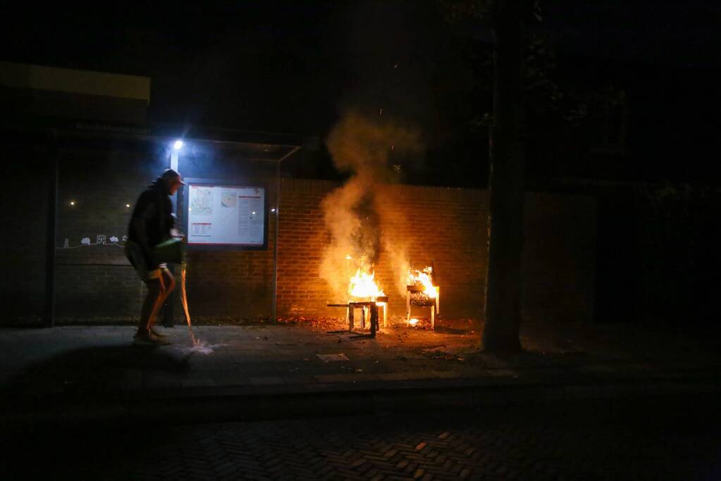 Brandweer blust brandende stoelen in Soesterkwartier
