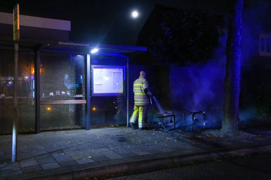 Brandweer blust brandende stoelen in Soesterkwartier