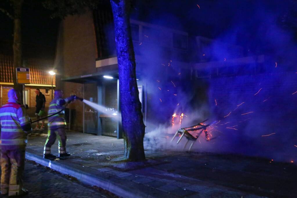 Brandweer blust brandende stoelen in Soesterkwartier