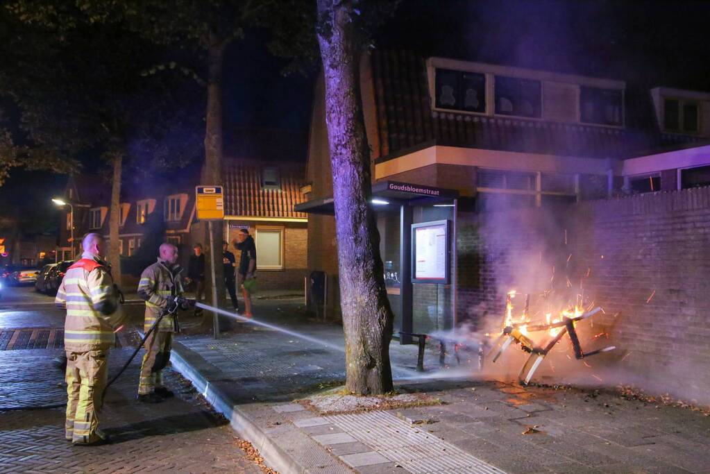 Brandweer blust brandende stoelen in Soesterkwartier