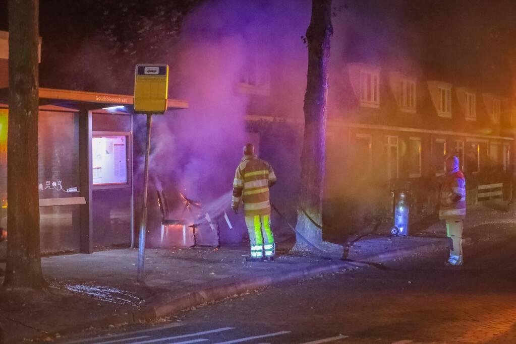Brandweer blust brandende stoelen in Soesterkwartier