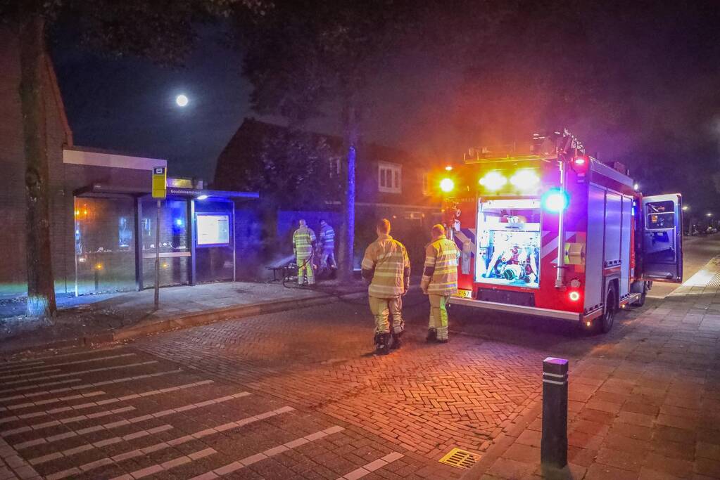 Brandweer blust brandende stoelen in Soesterkwartier