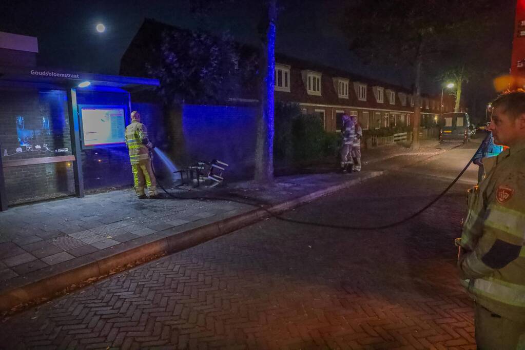 Brandweer blust brandende stoelen in Soesterkwartier