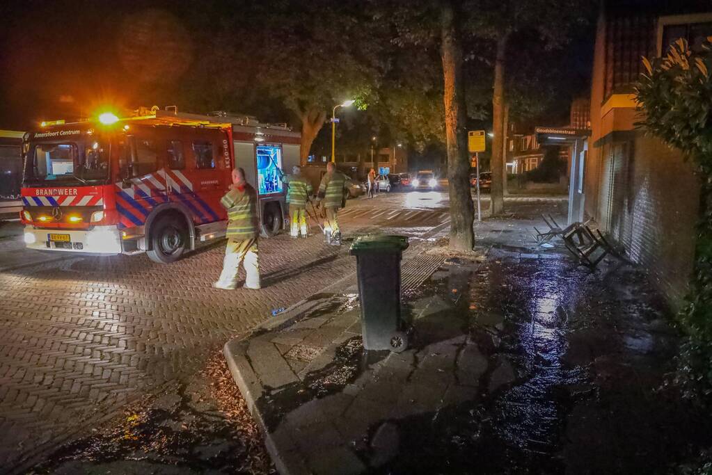 Brandweer blust brandende stoelen in Soesterkwartier